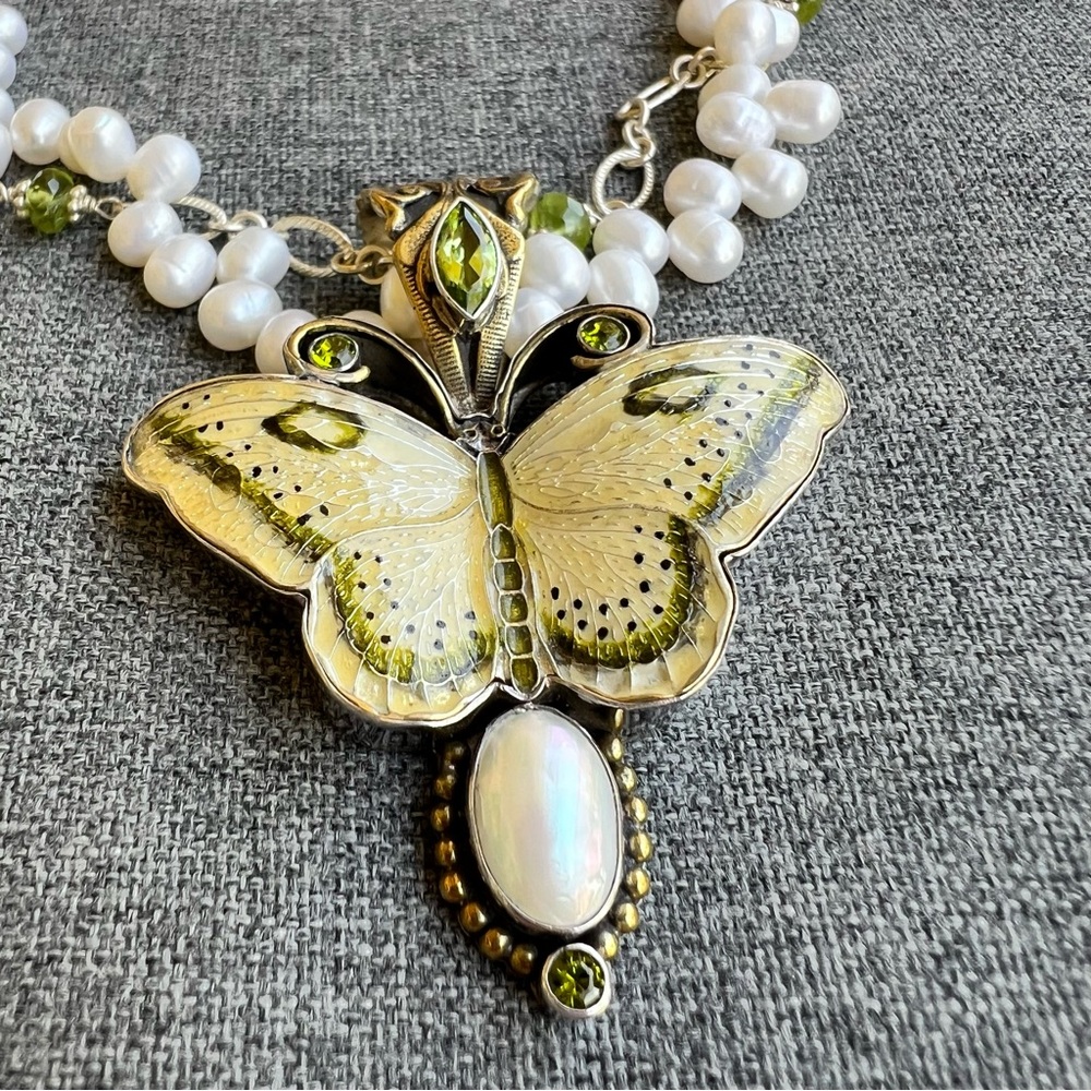 Mars And Valentine Echo Of The Dreamer Pearl Necklace With Butterfly Pendant - Picture 4 of 5